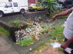 Béssèkè, le 29 août 2014. Des bouteilles plastiques obstruent un drain. Photo Mathias Mouendé Ngamo