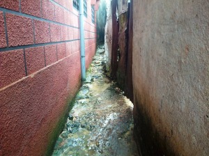 Des eaux souillées ruissellent dans une ruelle de Béssèkè. Photo Mathias Mouendé Ngamo