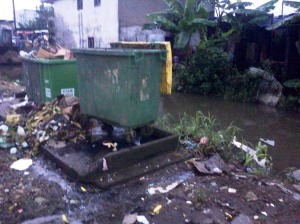 Quartier Béssèkè. Des ordures hors des bacs, près du drain. Photo Mathias Mouendé Ngamo
