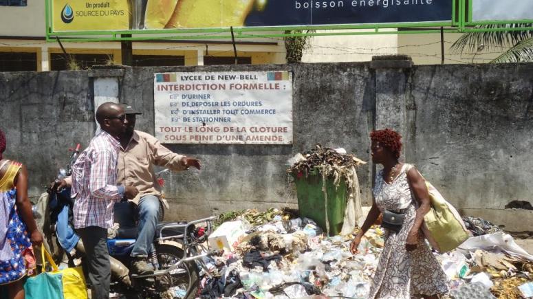 Cameroun Un dépotoir d'ordures sur la chaussée, près de la cloture du lycée de New Bell à Douala, en dépit de la plaque d'interdiction. Crédit photo Mathias Mouendé Ngamo